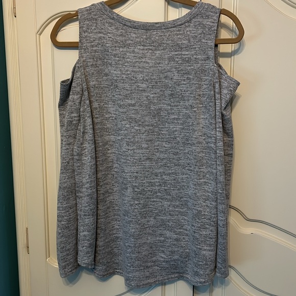 Women’s Heather Gray V-Neck Cold Shoulder Sweater Large - Picture 6 of 6